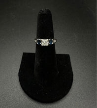 14k gold ring w princess cut center stone & blue sapphires