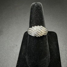 10k white gold ring w baguette diamonds
