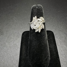 10k white gold ring w diamonds