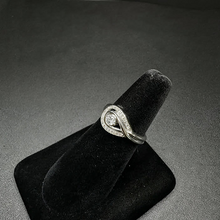 10k white gold ring w diamonds