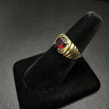 10k yellow gold ring w garnet stone in center