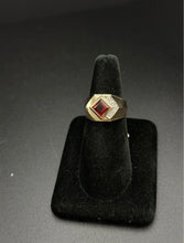10k gold men’s ring w triangular garnet & diamonds