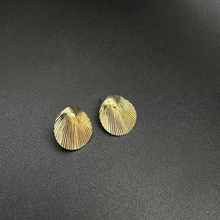 14k yellow gold shell stud earrings