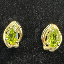 14k yellow gold stud earrings w peridot stones