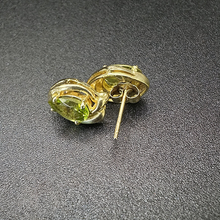 14k yellow gold stud earrings w peridot stones