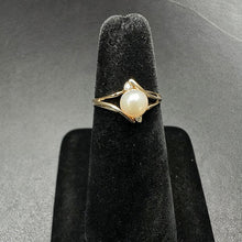 14k yellow gold ring w pearl in center & diamonds