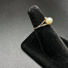 14k yellow gold ring w pearl in center & diamonds