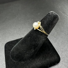 14k yellow gold ring w pearl in center & diamonds
