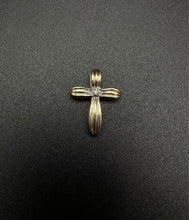 14k Gold cross pendant w Diamond