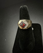 10k gold men’s ring w triangular garnet & diamonds