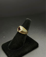 10k gold men’s ring w triangular garnet & diamonds