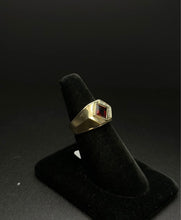 10k gold men’s ring w triangular garnet & diamonds