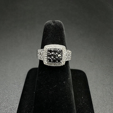 925 silver ring w black diamonds in center