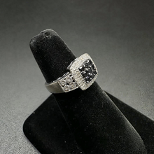 925 silver ring w black diamonds in center