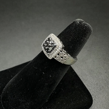 925 silver ring w black diamonds in center