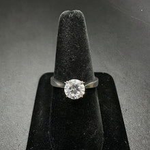 925 sterling silver ring w brilliant cut cz stone in center
