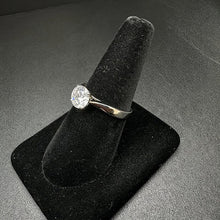 925 sterling silver ring w brilliant cut cz stone in center