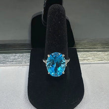 925 Sterling silver ring w topaz stone