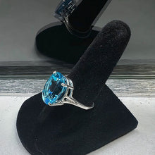 925 Sterling silver ring w topaz stone