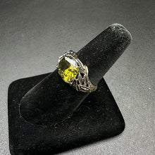925 silver ring w peridot stone