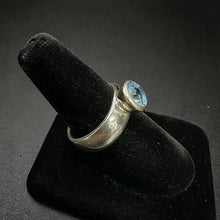 925 silver ring w 1 single topaz stone in center