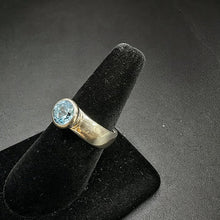 925 silver ring w 1 single topaz stone in center